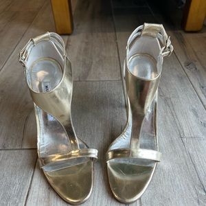 Manolo Blahnik heels. Gold metallic.